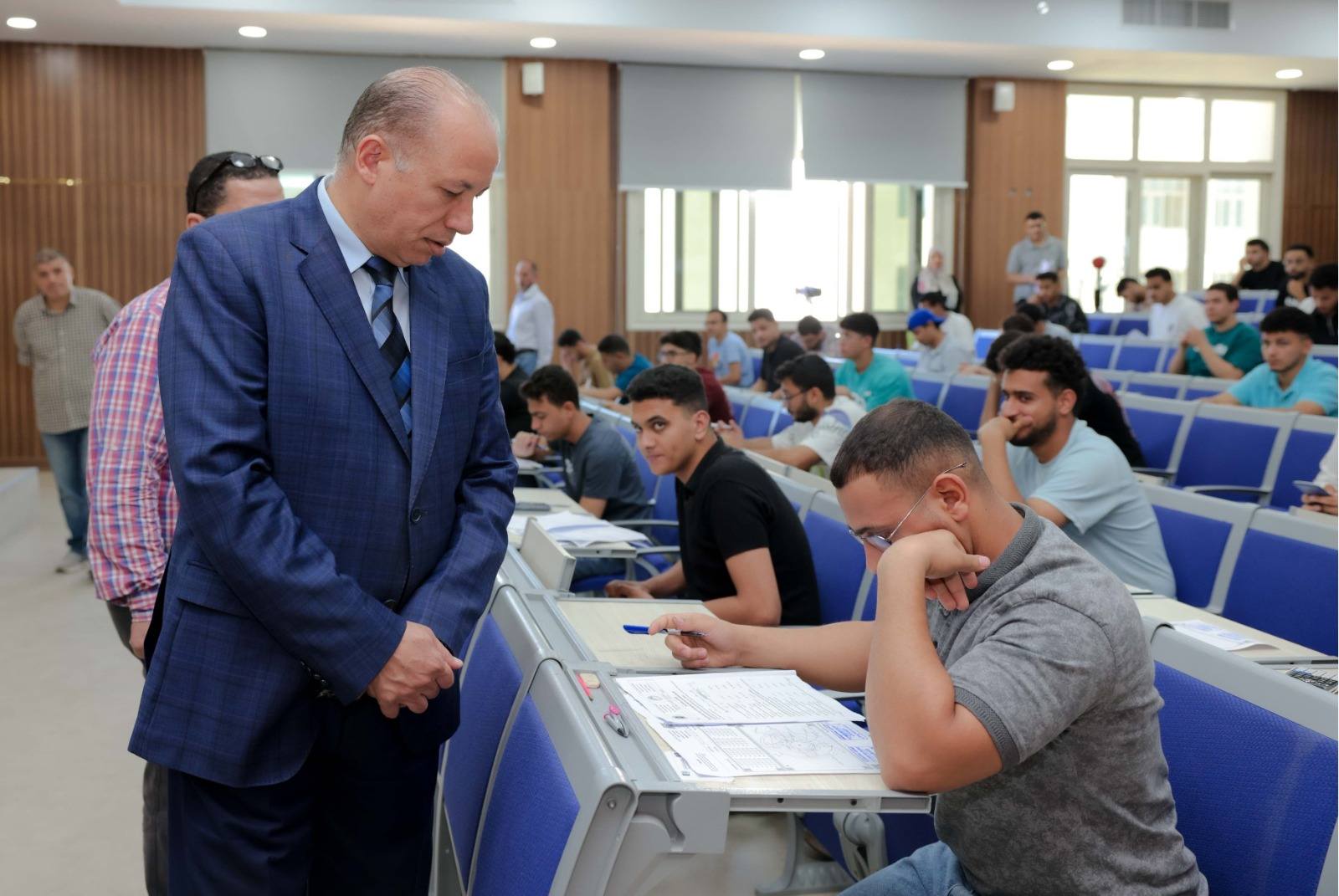 خلال جولته لتفقد أعمال الامتحانات .. رئيس جامعة المنصورة الأهلية يشدد على سرعة الانتهاء من أعمال التصحيح وإعلان النتائج للطلاب